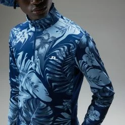 Jlindeberg J.Lindeberg Emanuel Print 1/4 Zip Golf Sweater -Putter Sales J.Lindeberg AW22 Emanuel Print Mid Layer GMJS07417 0470 SWLIN088 Hibiscus BlueNavy PeonyWhite Model 2